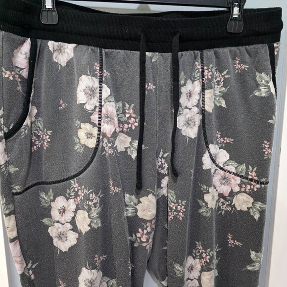 Torrid Women’s Black Floral Lounge Set – Zip Up Hoodie Size 2 & Joggers Size 1 - Picture 8 of 13